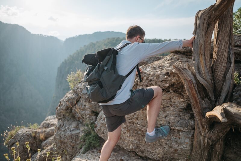 Bilden visar lättviksvandring. Med ultralätt ryggsäck och ett ultralätt tält, ultralätt sovsäck och liggunderlag blir vandring och backpack enkel.