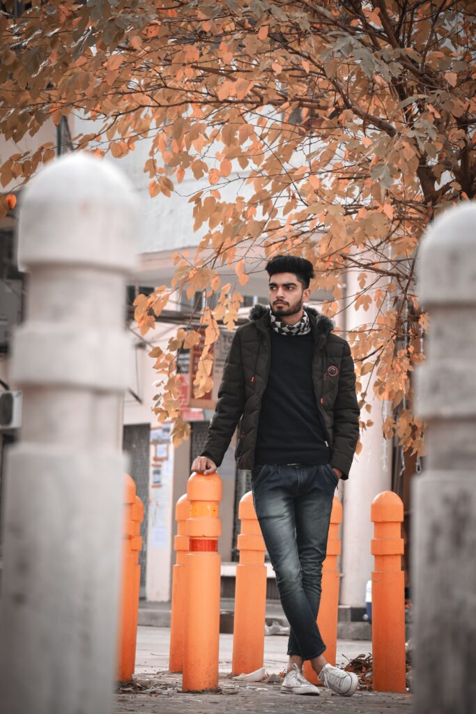 Bilden visar en person i cashmere slipover för herr. Det finns allt från cashmere slipover till herr och dam upp till kashmir halsdukar och kashmir sjalar, samt även sköna cashmere mössor har blivit populära kashmir och cashmere accessoarer.