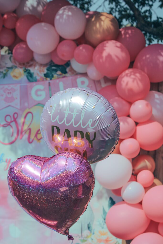 Bilden visar en babyshower med dekorationer. Gulliga babyshower pynt samt babyshower dekorationer och ballonger till födelsedag samt barnkalas och maskeraddräkter.