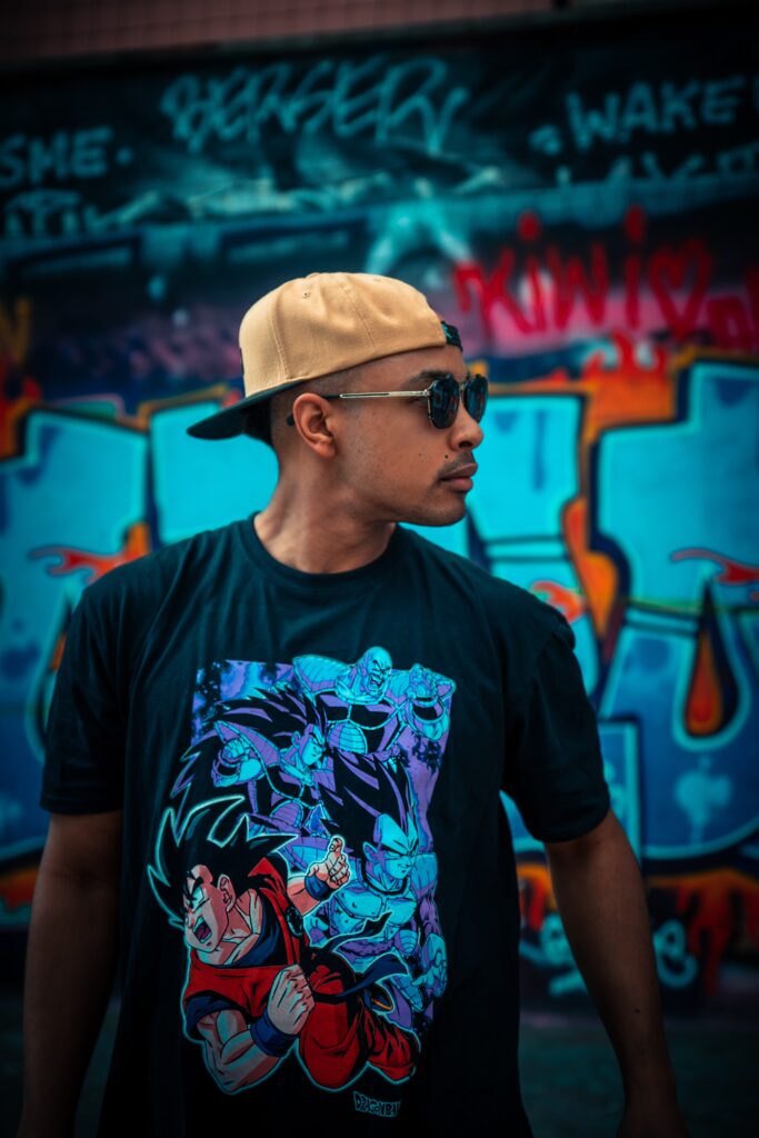 Bilden visar en person i en profiltryck t shirt. Giveaways för mässor och giveaways med eget tryck till personalen är populära giveaways med tryck.