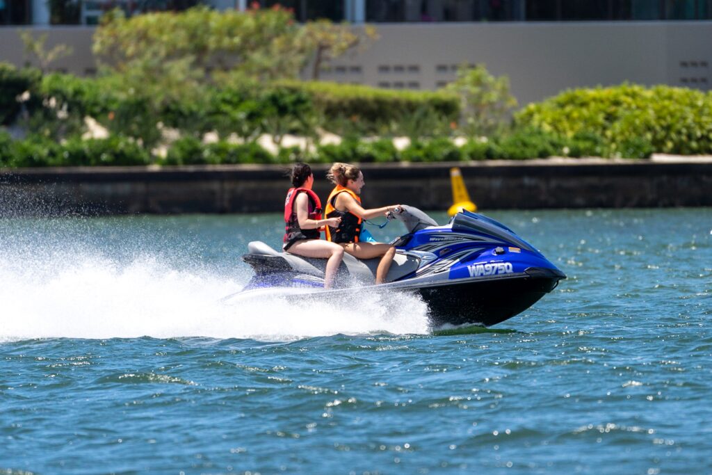Bilden visar en vattenskoter med passagerare. Nu krävs förarbevis för vattenskoter och jetski.