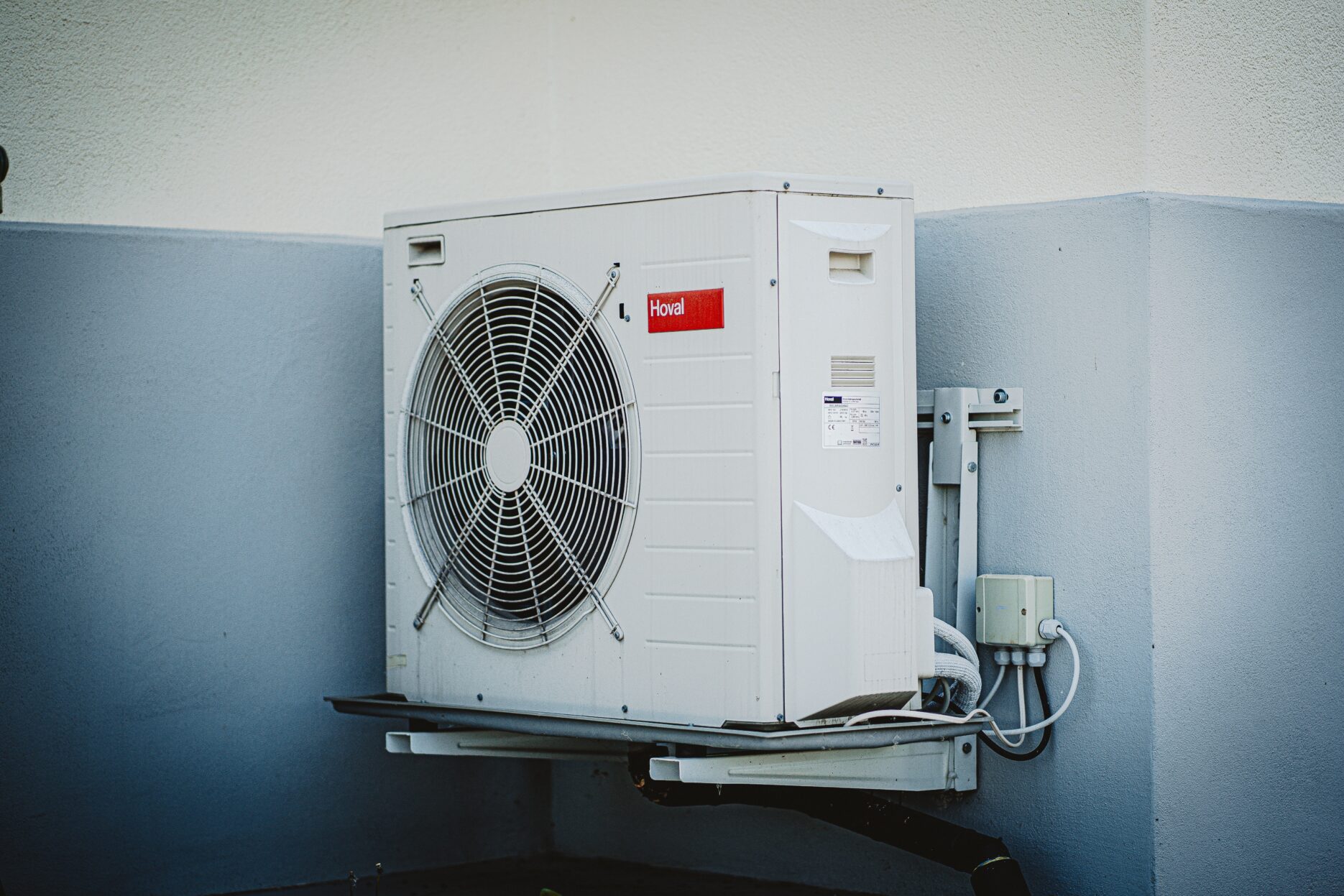 Bilden visar en utomhusdel till ett AC system. AC utbildning hanterar oftast hela området för luftkonditionering.