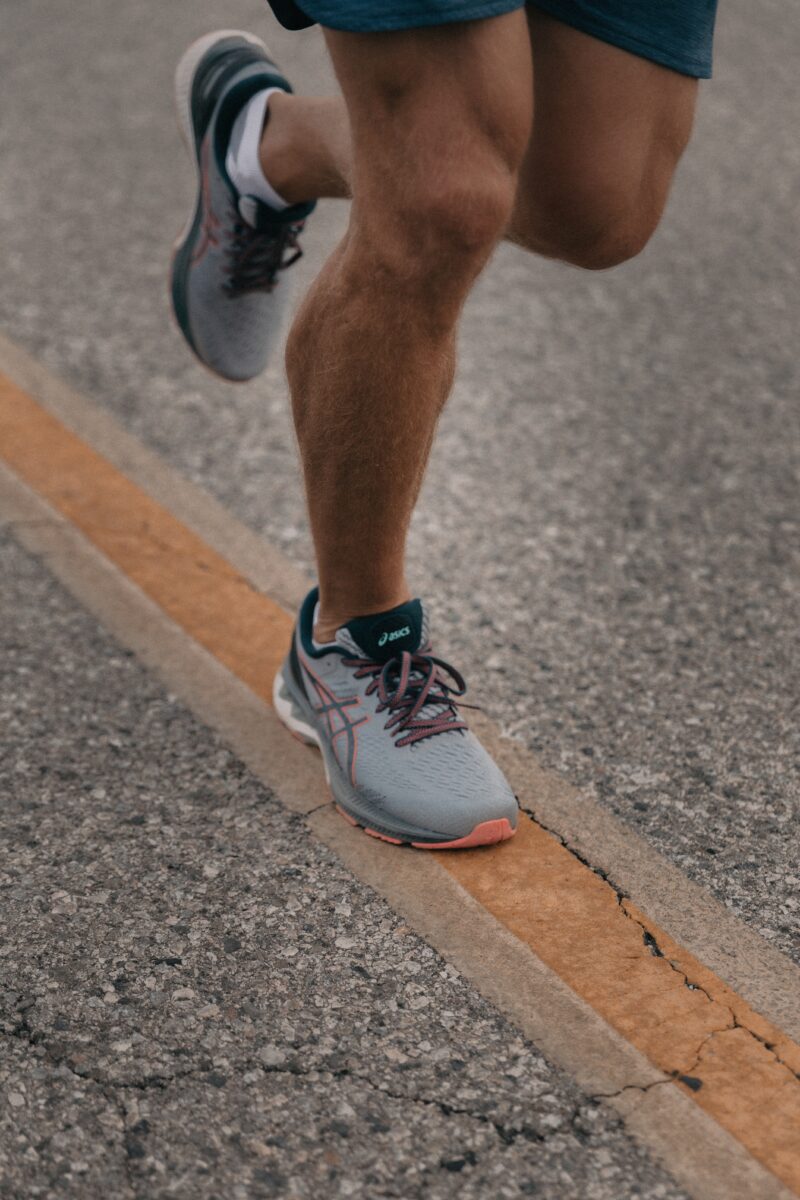 Bilden visar en person som springer. Återhämtning efter träning med sportdryck.
